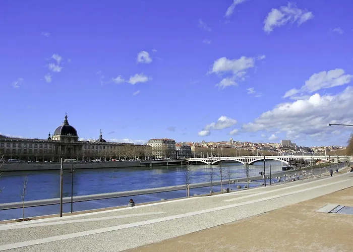 فندق Premiere Classe Lyon Nord دارْدييِ