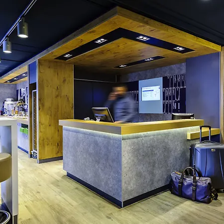 Premiere Classe Lyon Nord Otel